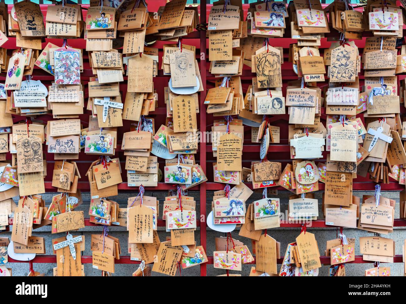 tokio, japan - september 17 2021: Viele Schilder aus Shinto-Holz, die Ema genannt werden, werden von Gläubigen mit Illustrationen des tv-Anime-Charakters illustriert Stockfoto
