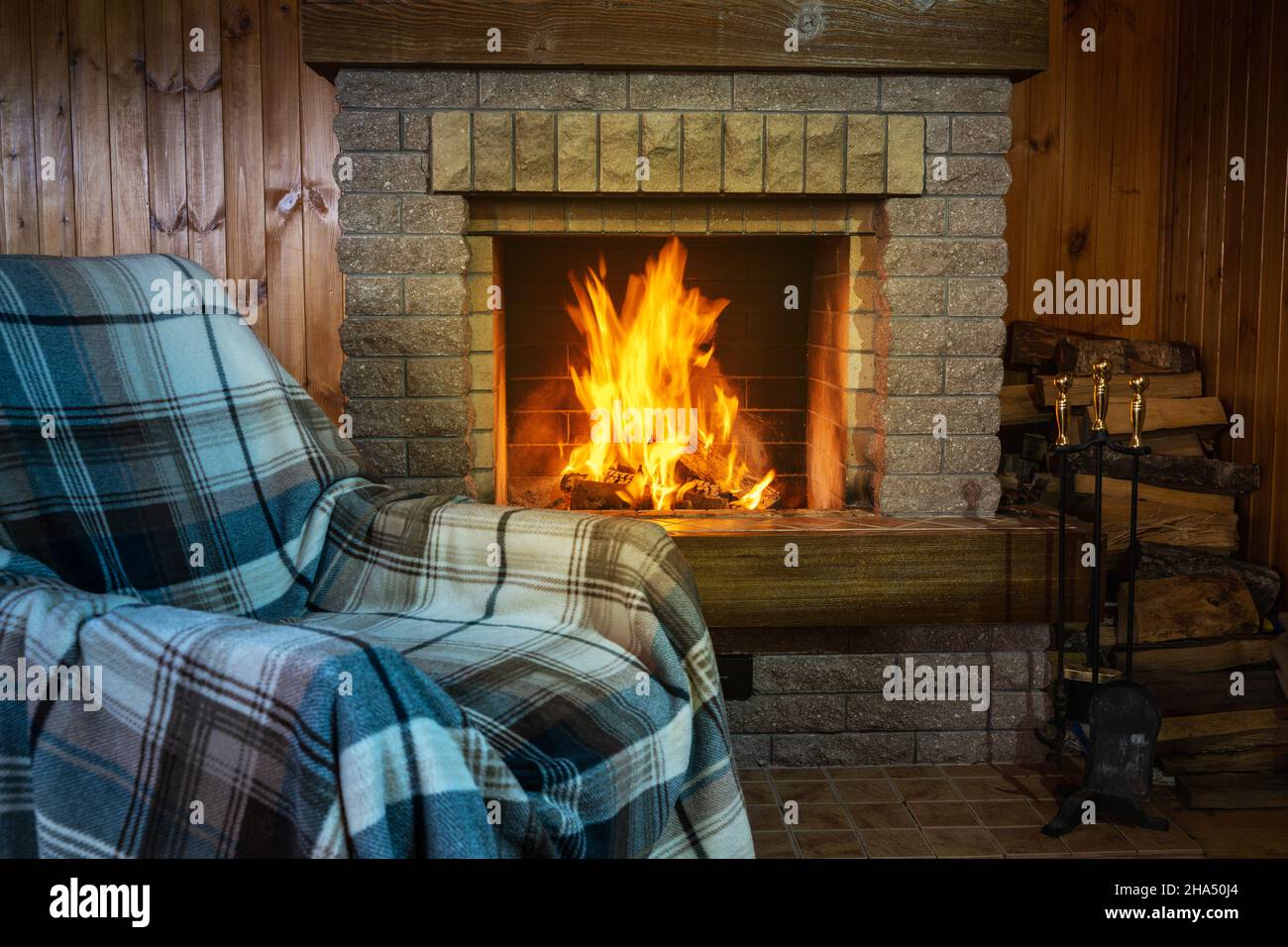 Entspannung vor gemütlichem Kamin im Landhaus, Winterurlaub. Stockfoto