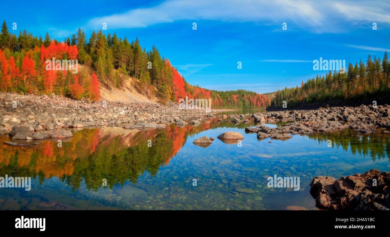 Herbst, Berg, Fluss, Waldlandschaft mit Reflexionen und Felsen Stockfoto