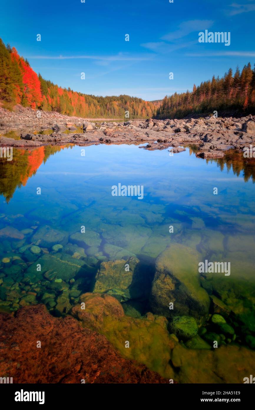 Herbst, Berg, Fluss, Waldlandschaft mit Reflexionen und Felsen Stockfoto