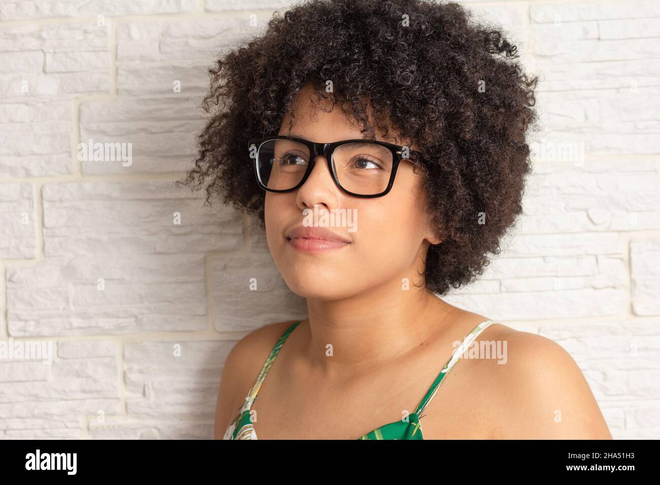 Nahaufnahme Porträt der jungen schwarzen Frau mit Afro-Frisur tragen Brille, Blick zur Seite. Stockfoto