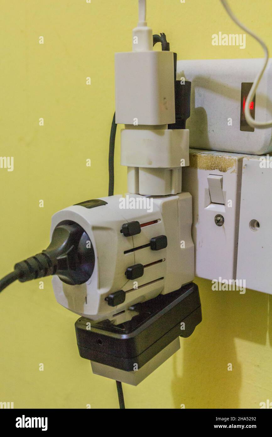 Verschiedene miteinander verbundene elektrische Stecker, Steckdosen und Adapter Stockfoto