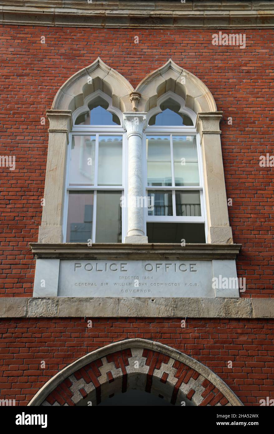 Deloitte-Büros in dem renovierten Gebäude der Alten zentralen Polizeiwache, das 1864 in Gibraltar errichtet wurde Stockfoto