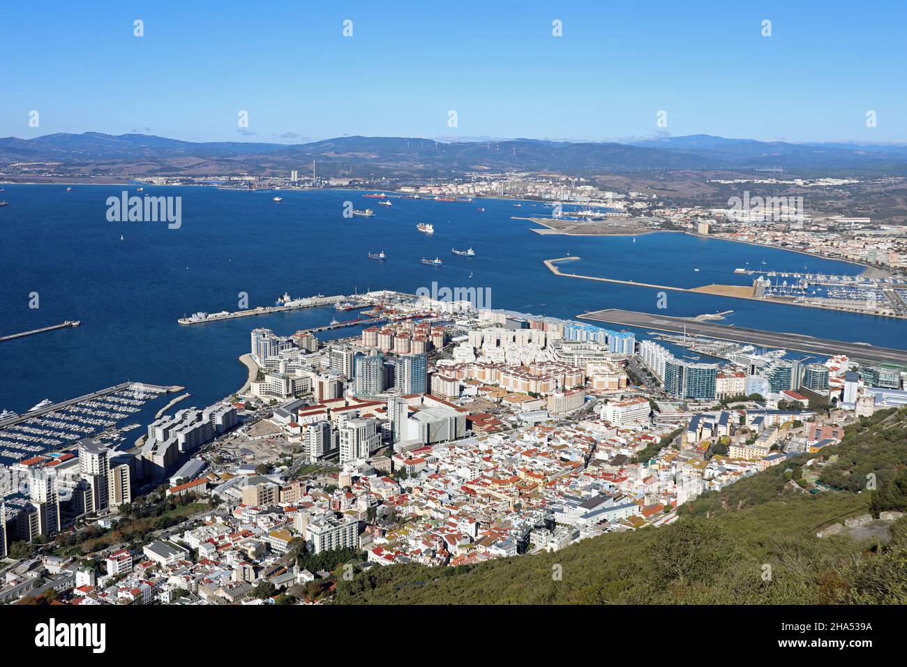 Blick auf Gibraltar und die spanische Küste vom Top of the Rock Stockfoto