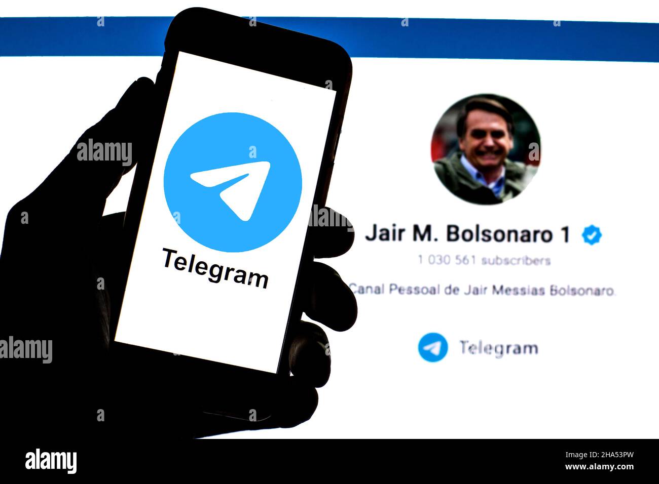 Barcelona, Katalonien, Spanien. 9th Dez 2021. In dieser Abbildung ist ein Telegram-Logo zu sehen, das auf einem Smartphone mit einem Telegram-Kanal von Jair Bolsonaro, Präsident von Brasilien, im Hintergrund angezeigt wird. (Bild: © Thiago Prudencio/DAX via ZUMA Press Wire) Stockfoto