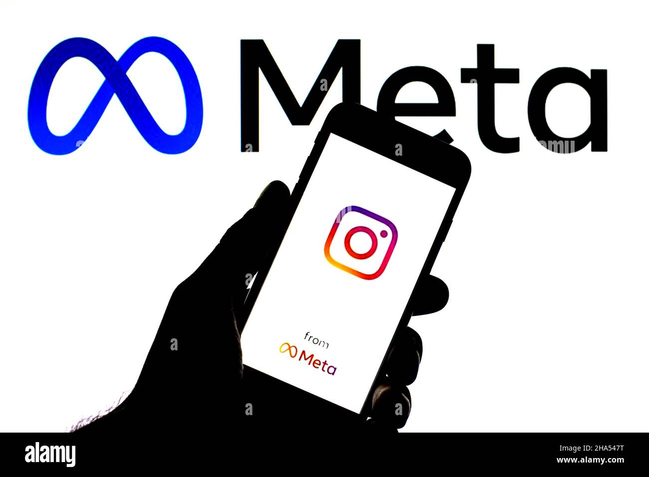 Barcelona, Katalonien, Spanien. 9th Dez 2021. In dieser Fototafel wird ein Instagram- und Meta-Logo auf einem Smartphone mit einem Meta-Logo im Hintergrund angezeigt. (Bild: © Thiago Prudencio/DAX via ZUMA Press Wire) Stockfoto