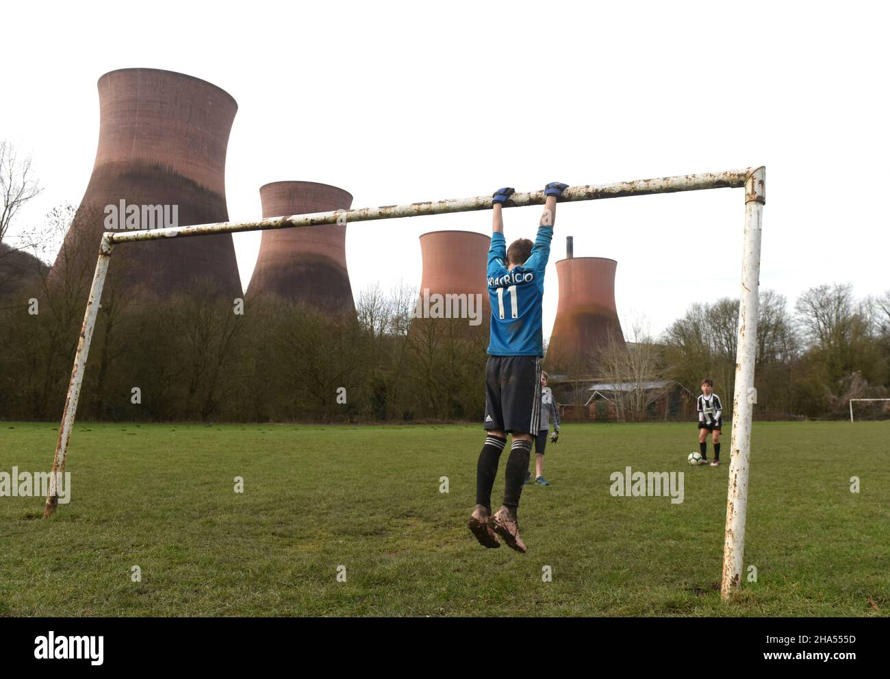 Jungen spielen Fußball in der Nähe von Ironbridge Power Station 2019 Bild von DAVID BAGNALL Stockfoto