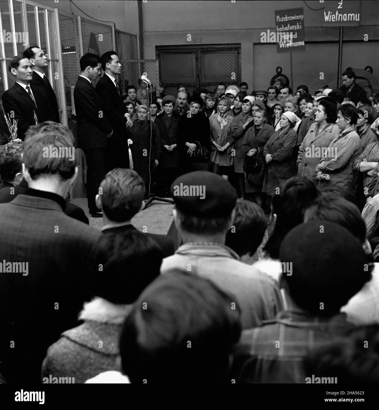 Warszawa, 1969-12-10. Wiec poparcia dla Demokratycznej Republiki Wietnamu zorganizowany w Zak³adach Wytwórczych Przyrz¹dów Pomiarowych ÄRA. Robotnicy potêpili zbrodnie wojsk amerykañskich. Obecni byli m.in. Attache ambasady DRW w Warszawie Le Loc oraz Charge d'affaires Vu Bach Mai. Nz. M.in. VU Bach Mai (1L, stoj¹cy na podwy¿szeniu). kw PAP/Stanis³aw D¹browiecki Warschau, 10. Dezember 1969. Eine Unterstützungskundgebung für die Demokratische Republik Vietnam bei DER HERSTELLUNG VON ERA-Messgeräten. Die Arbeiter verurteilten Verbrechen, die von der US-Armee begangen wurden. Anwesend waren der Botschafter der Demokratischen Republik VI Stockfoto