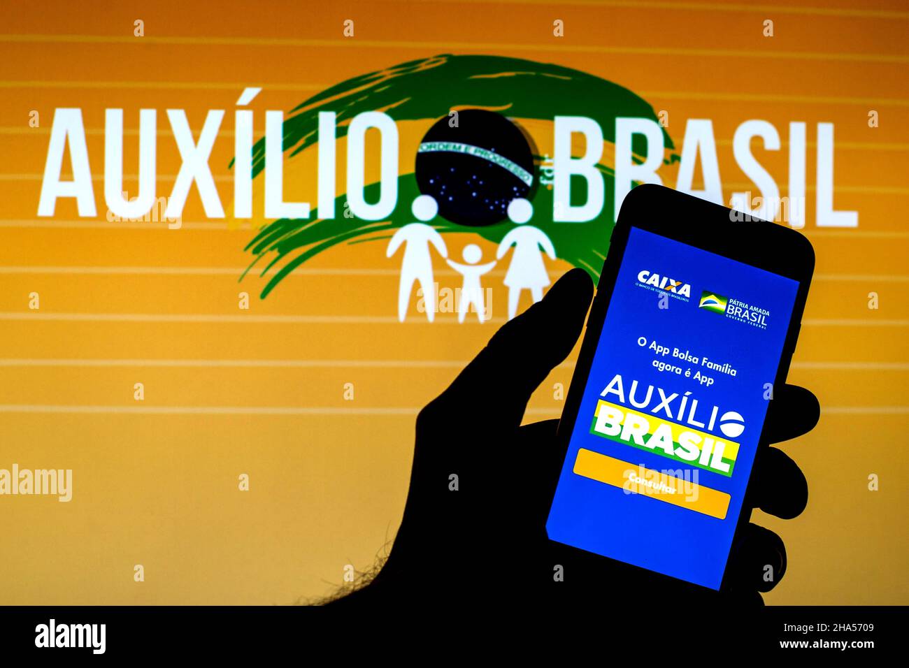 Barcelona, Katalonien, Spanien. 9th Dez 2021. In dieser Abbildung wird eine Auxilio Brasil App auf einem Smartphone mit einem Auxilio Brasil Logo im Hintergrund angezeigt. (Bild: © Thiago Prudencio/DAX via ZUMA Press Wire) Stockfoto