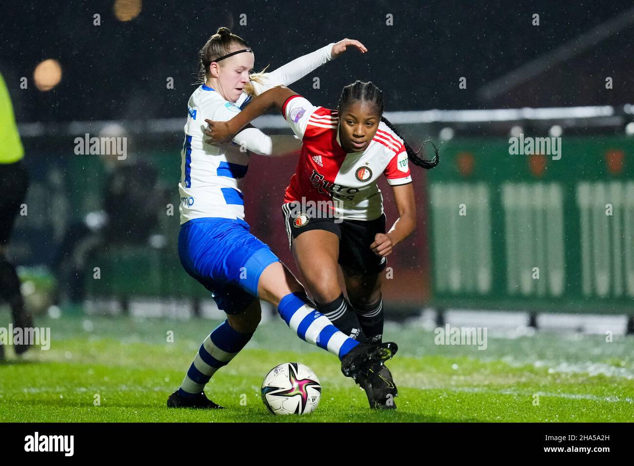 ROTTERDAM, NIEDERLANDE - 10. DEZEMBER: Marushka van Olst von PEC Zwolle, Celainy Obispo von Feyenoord Rotterdam während des Pure Energie Eredivisie Vrouwen-Spiels zwischen Feyenoord Rotterdam und PEC Zwolle am 10. Dezember 2021 in Nieuw Varkenoord in Rotterdam, Niederlande (Foto: Yannick Verhoeven/Orange Picles) Stockfoto