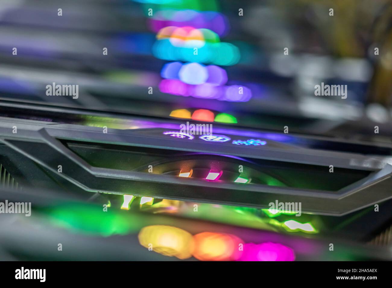 russland, sibirien, Krypto-Bergbaufarm, Nahaufnahme von Grafikkarten in Folge Stockfoto