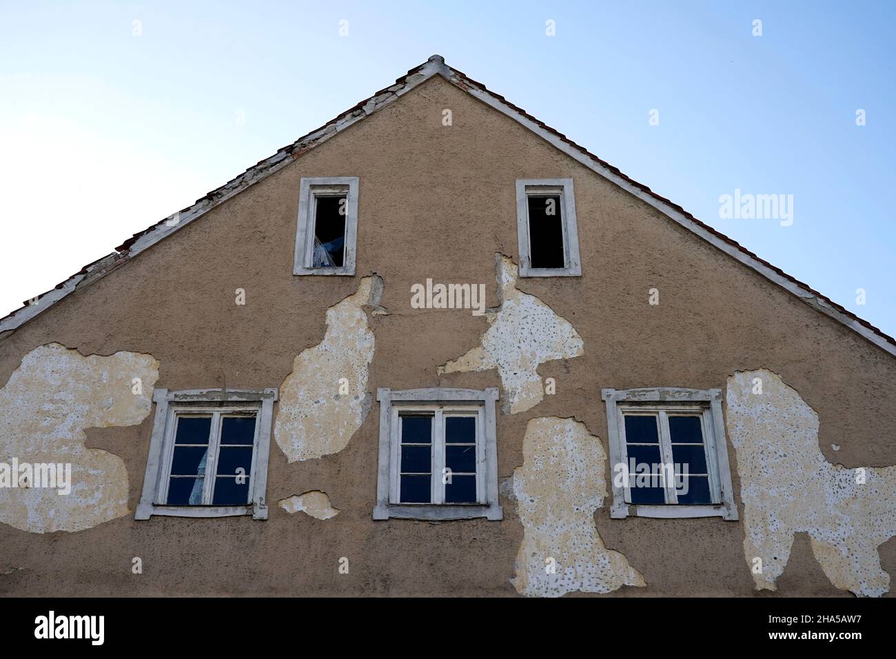 deutschland, bayern, altötting, leerstehendes Haus, renovierungsbedürftig, Putzschaden, Fenster, Farbe abgeblättert Stockfoto