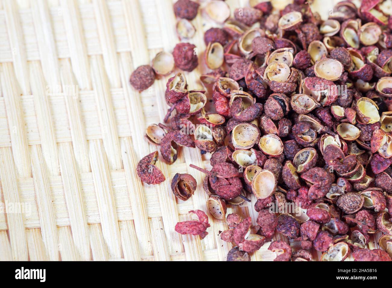 Sichuan rote Pfeffermais Nahaufnahme in Bambuskorb Hintergrund Stockfoto