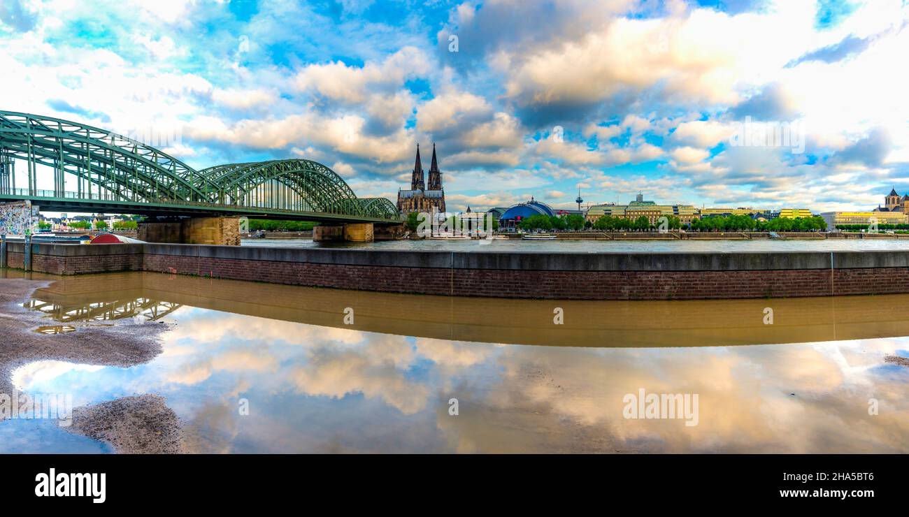 Hohenzollernbrücke, Kölner Dom, Hauptbahnhof und Musical Dome, Köln, Nordrhein-Westfalen, Deutschland, Europa Stockfoto