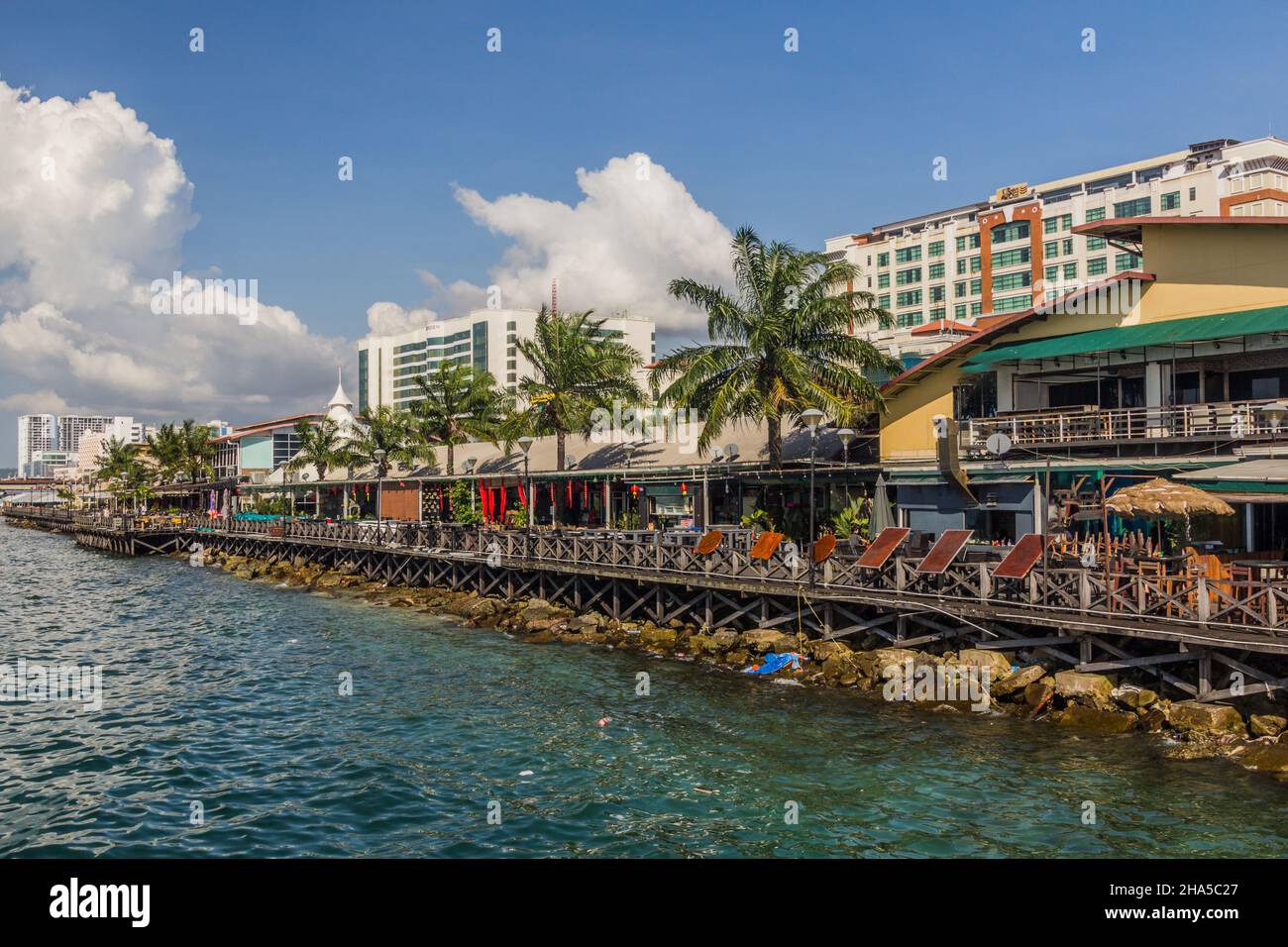 Blick auf die Waterfront Esplanade in Kota Kinabalu, Sabah, Malaysia Stockfoto
