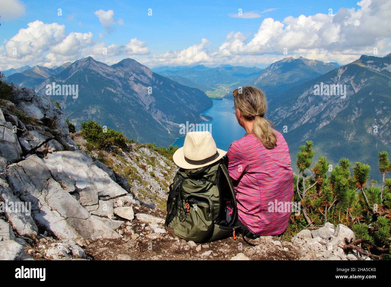 Frau mittleren Alters genießt den Blick vom bärenkopf (1991m), achensee, links Seebergspitze und seekarspitze, rechts rofangebirge, tirol, österreich Stockfoto