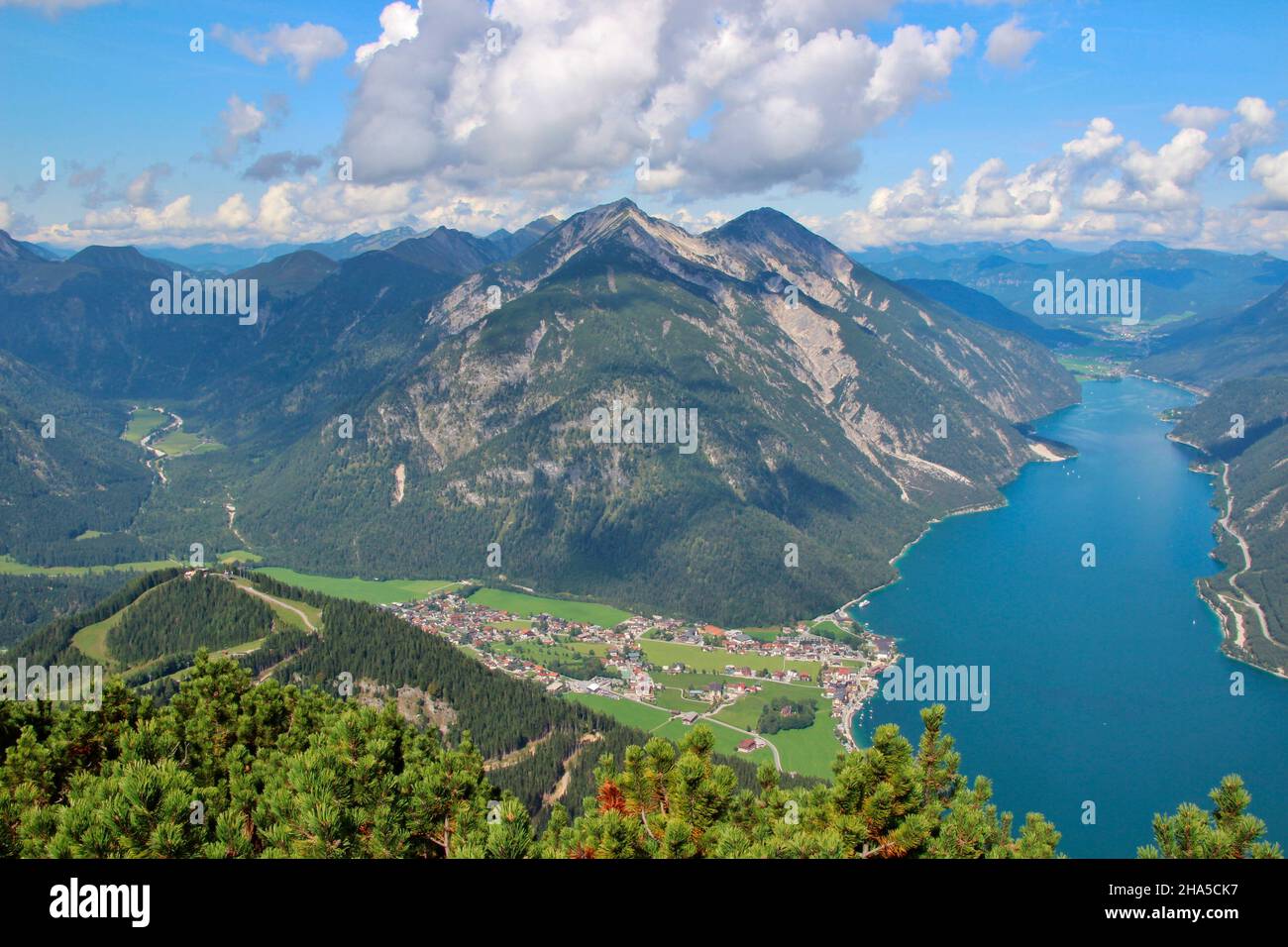 Blick vom bärenkopf (1991m),achensee,links Seebergspitze und seekarspitze,im Vordergrund pertisau,tirol,österreich Stockfoto