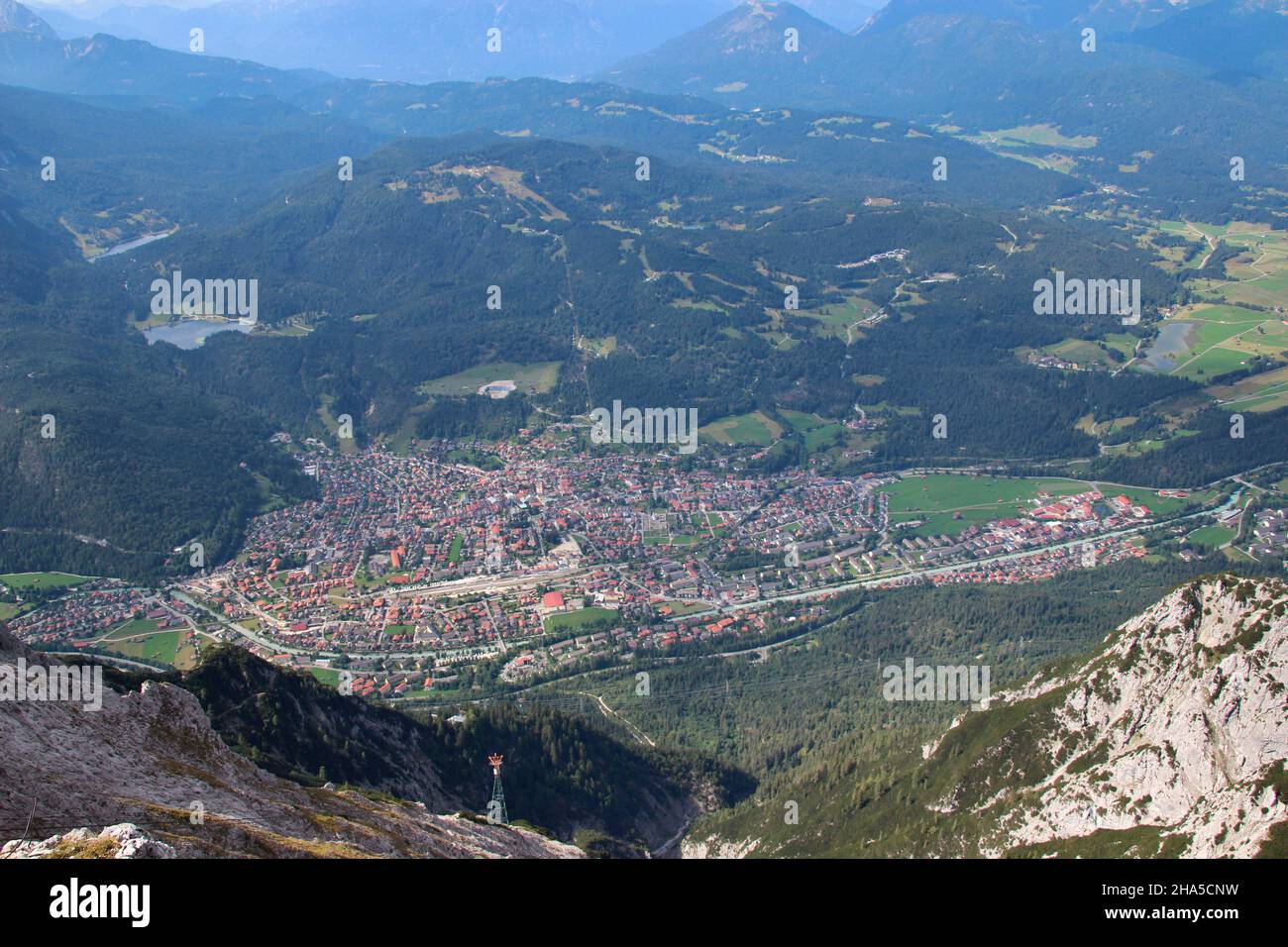mittenwald, Blick von der Bergstation der karwendelbahn nach mittenwald, kranzberg, werdenfelser Land, oberbayern, bayern, deutschland, europa Stockfoto