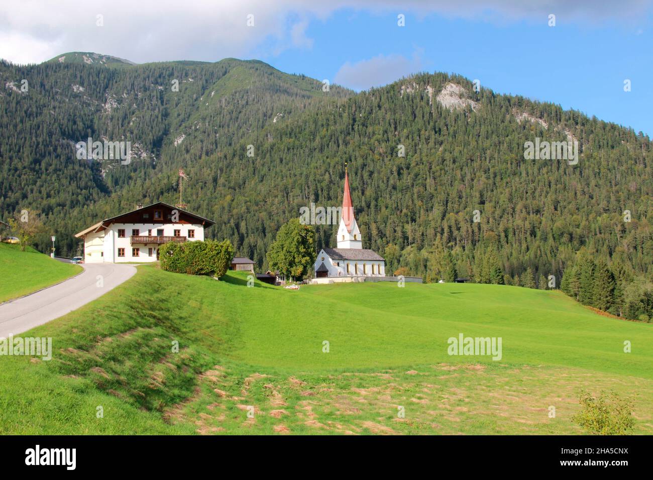 österreich,tirol,steinberg am rofan,Blick auf die Stadt,Kirche St. lambert Stockfoto
