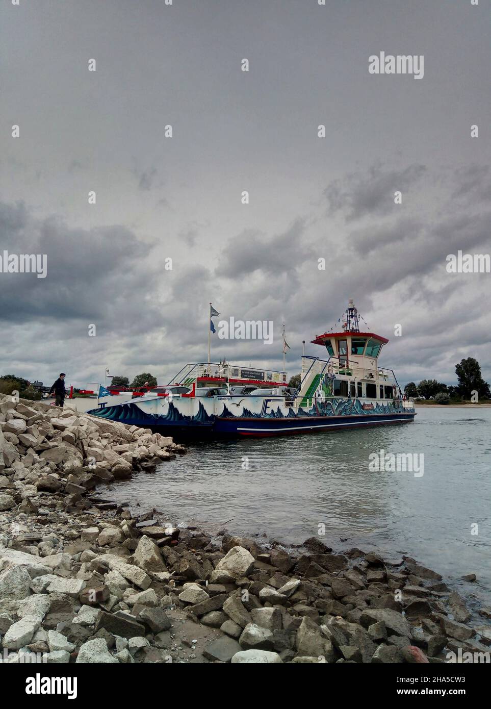 Fähre auf dem rhein mit Wolkenstimmung. Stockfoto