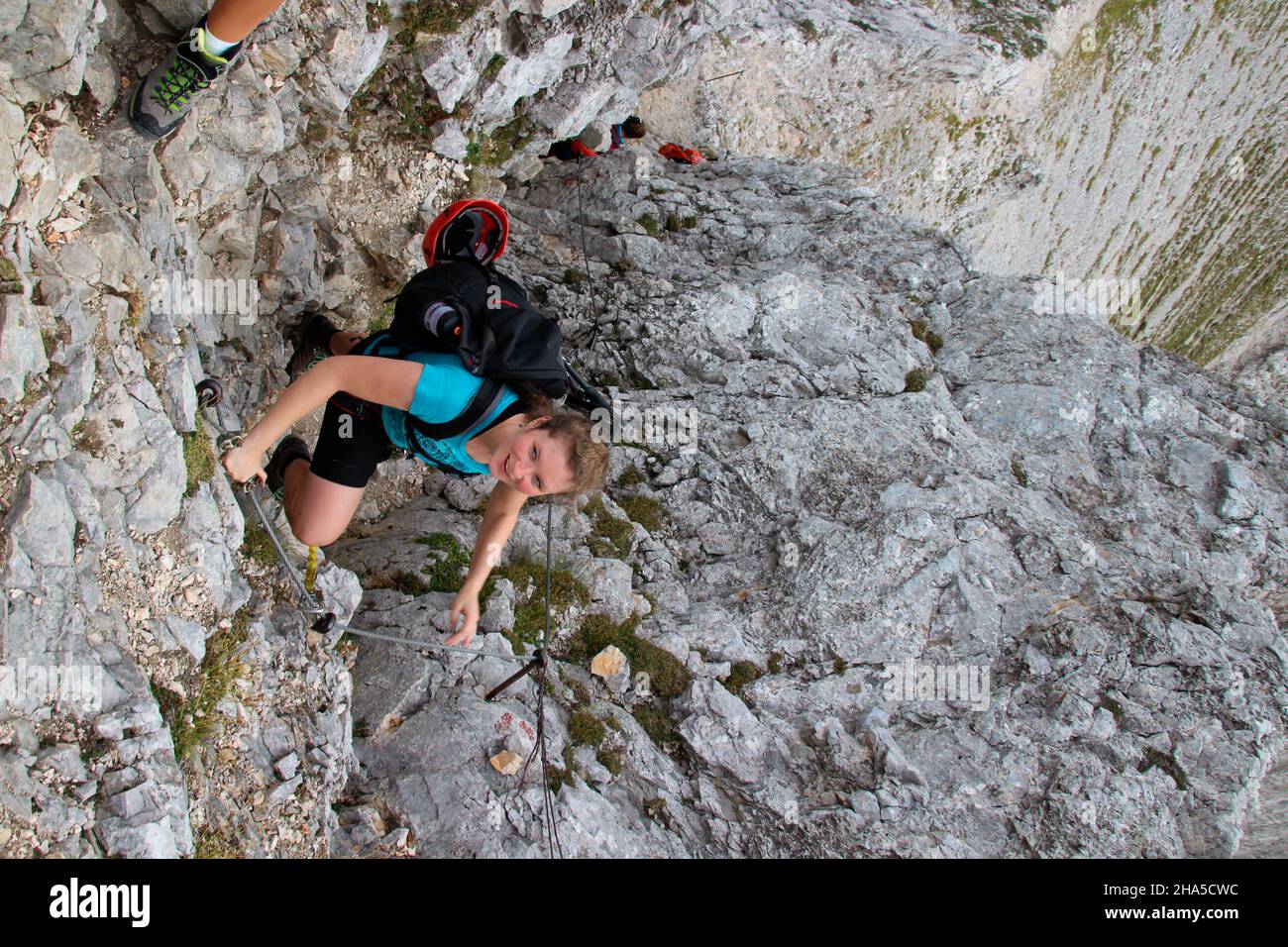 Junge Frauen auf Bergtour über den mittenwalder höhenweg zur Brunnsteinspitze,deutschland,bayern,oberbayern,mittenwald, Stockfoto