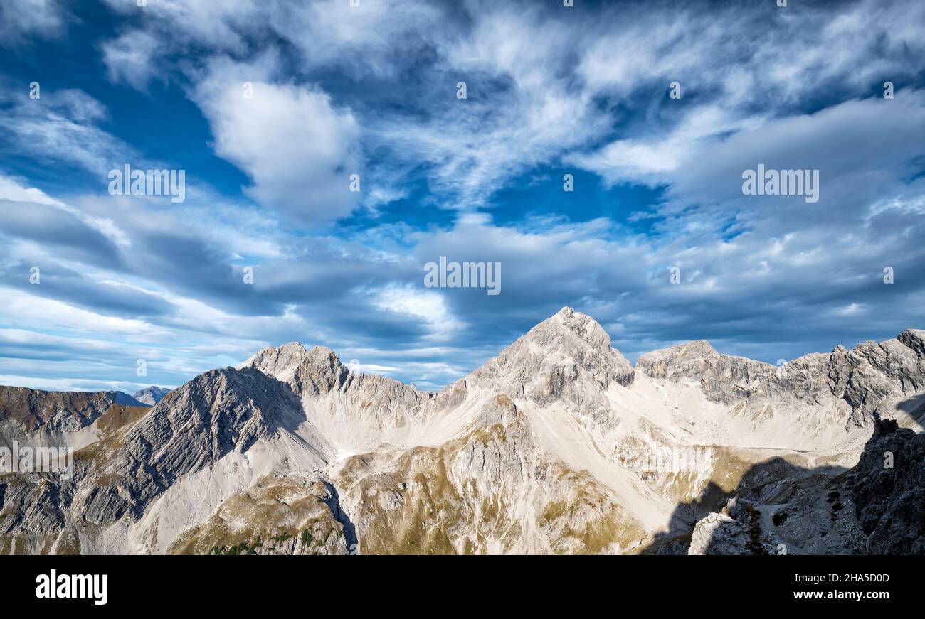 Dramatische Wolkenlandschaft über sonnenbeschienenen Felsbergen in den allgäuer alpen. tirol, österreich, europa Stockfoto