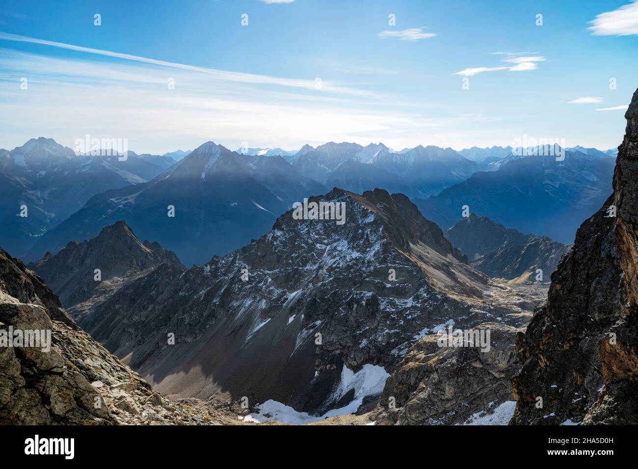 Wilde Berglandschaft an einem sonnigen Herbsttag. Blick auf die bristen und die glarner alpen. schweiz, europa Stockfoto