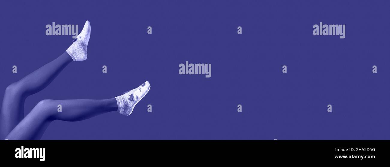 Horizontales Veri peri Banner mit Frauenbeinen in violetten Strumpfhosen. Stockfoto