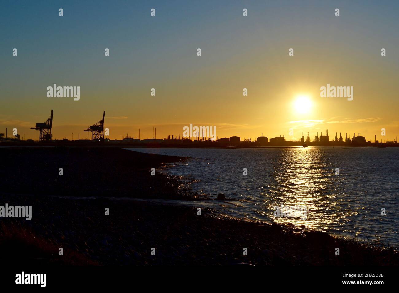 Farbbild mit Blick auf das Bulk Terminal und die neuen Teesside Freeport-Standorte am Südufer des River Tees, Teesside, Großbritannien Stockfoto