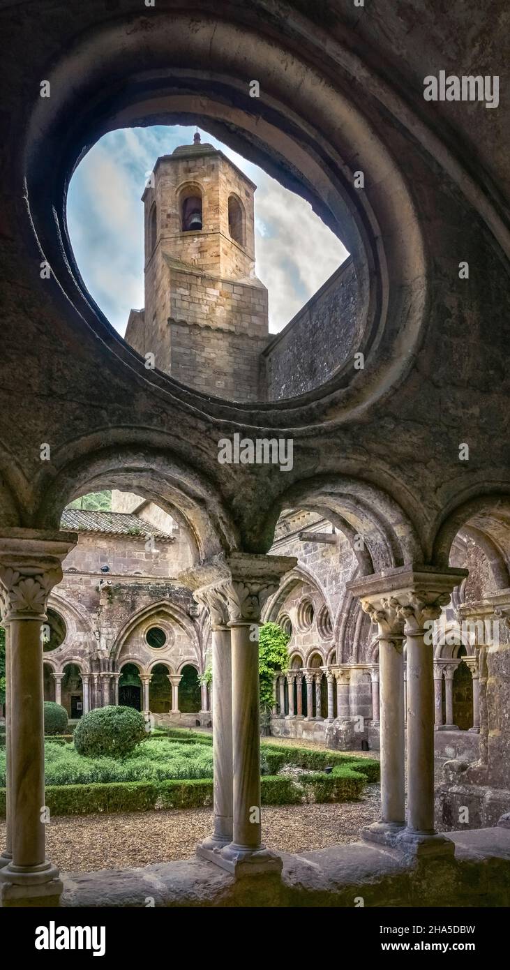 Klosterhof in der Abtei sainte marie de fontfroide bei narbonne. Ehemalige zisterzienserabtei, gegründet 1093. Stockfoto