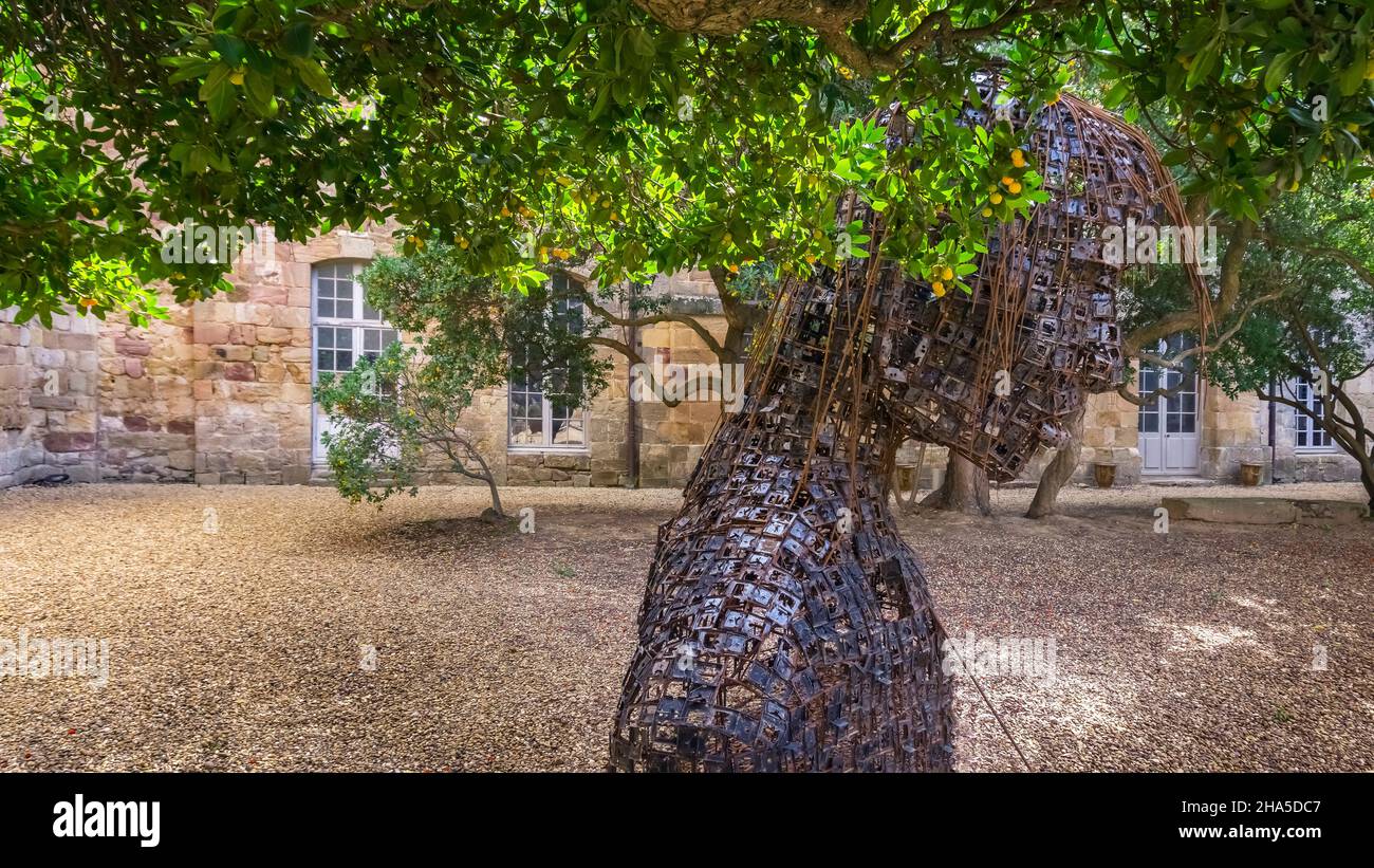 gericht von louis XIV der Abtei von sainte marie de fontfroide in der Nähe von narbonne. Ehemalige zisterzienserabtei im Jahr 1093 gegründet. l'immortel Skulptur (2020) von freddy tsimba, Stockfoto