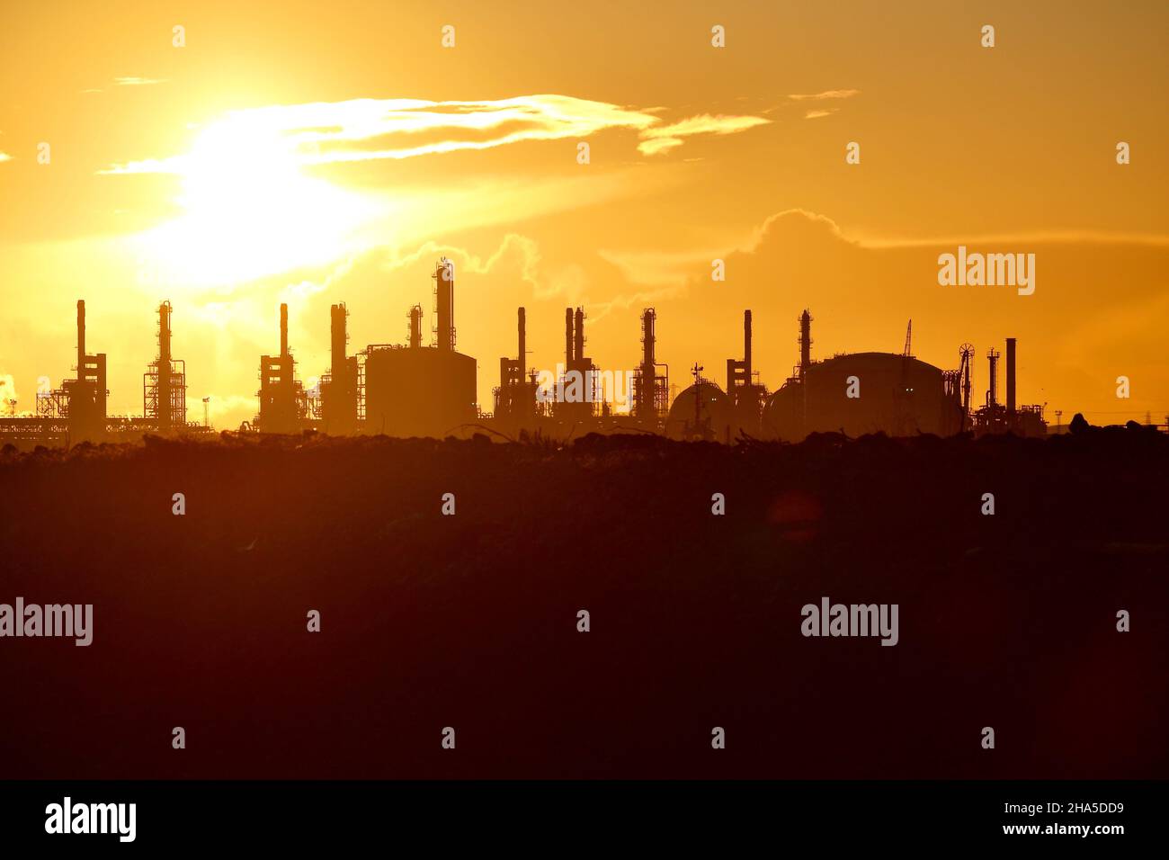 ConocoPhillips Teesside Oil Terminal und industrielle Skyline in Seal Sands, Teesside, Großbritannien bei einem atemberaubenden Sonnenuntergang. Fotografiert vom Südbahnhof. Stockfoto