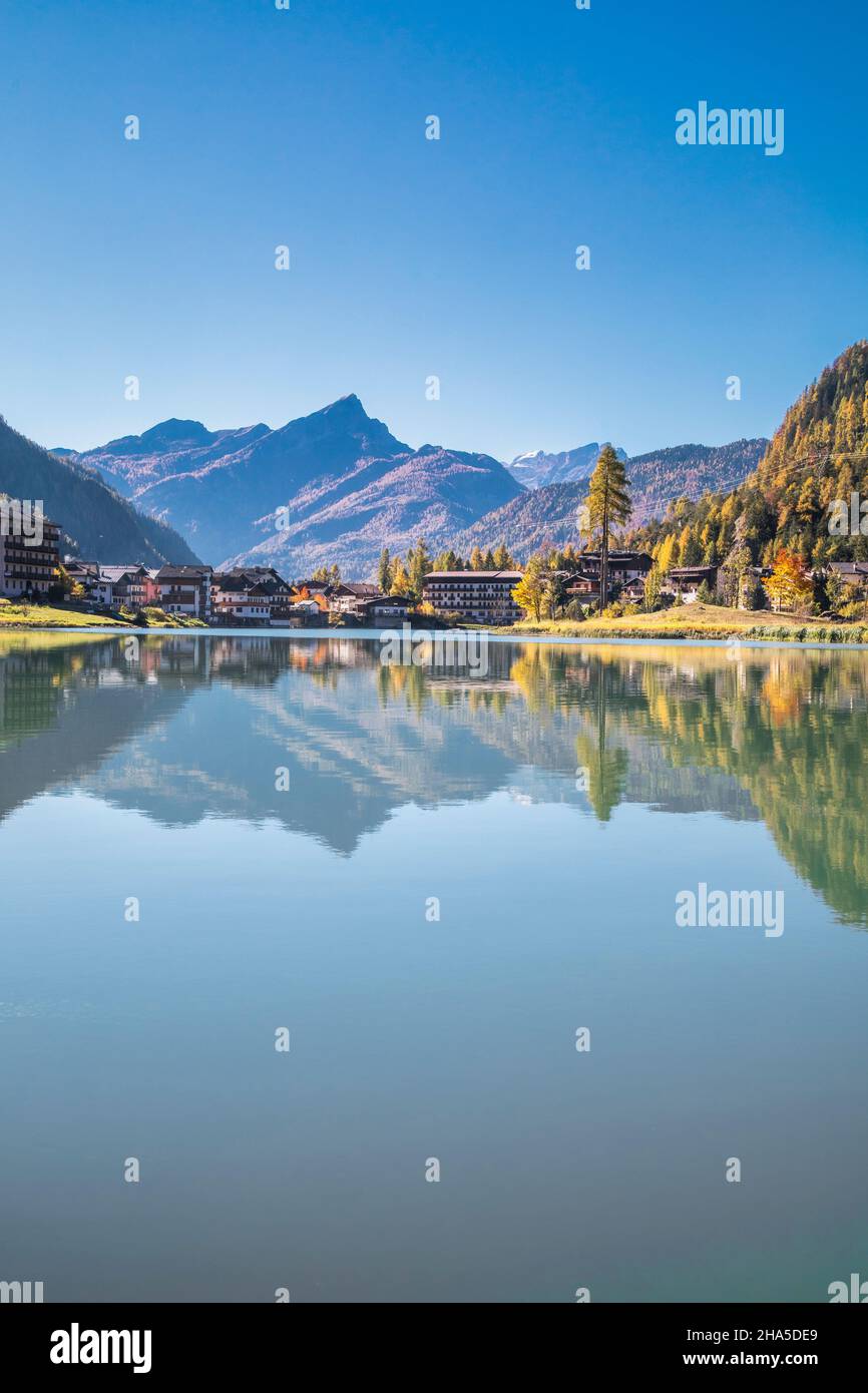 Masare Weiler in der Gemeinde alleghe mit See alleghe und der cima pape im Hintergrund,dolomiten,Herbstansicht,Provinz belluno,venetien,italien Stockfoto