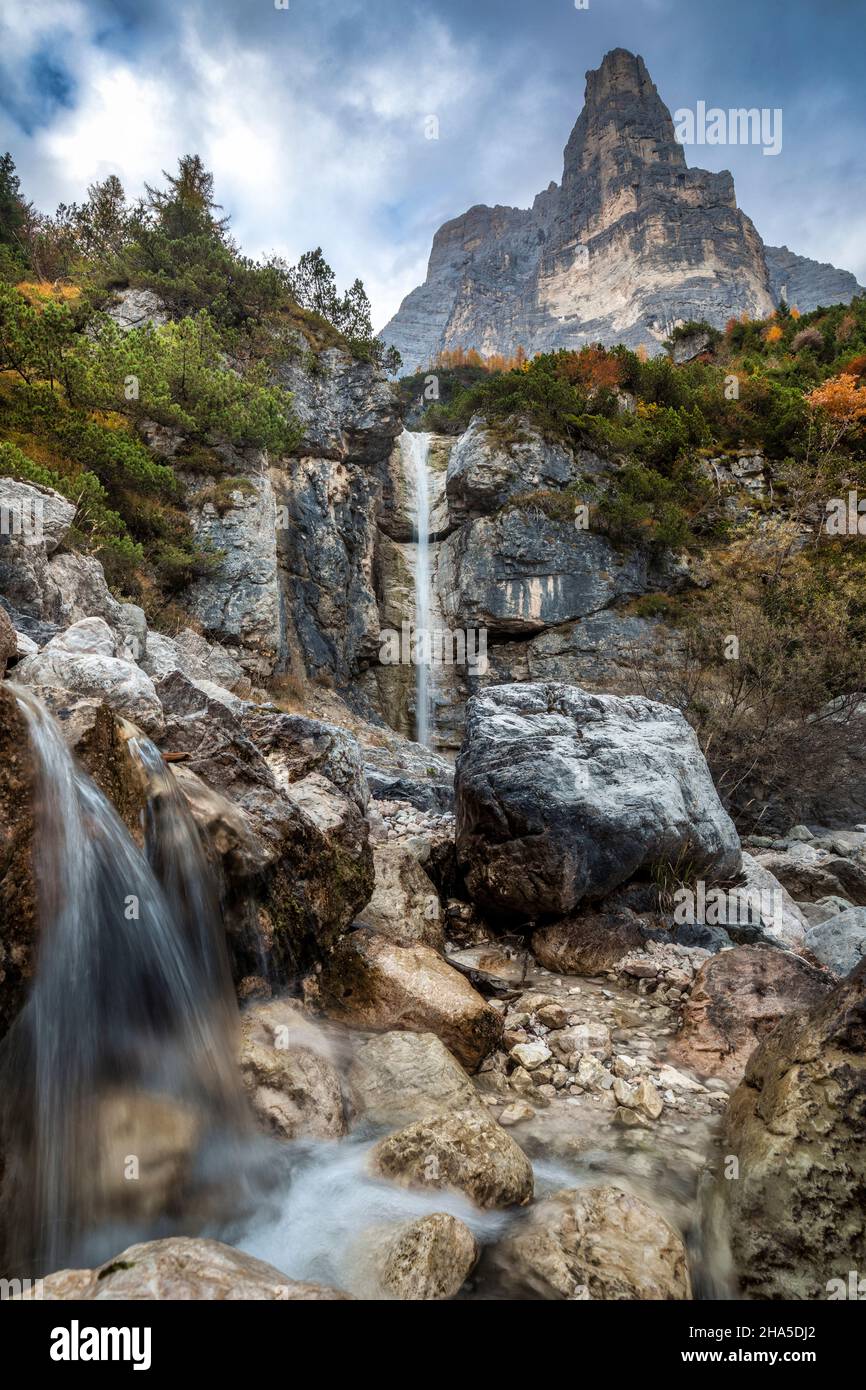 Kleiner Wasserfall im Corpassa-Tal, dominiert vom triestiner Turm,civetta-Gruppe,dolomiten,taibon agordino,Provinz belluno,venetien,italien Stockfoto Kleiner Wasserfall im Corpassa-Tal, dominiert vom triestiner Turm,civetta-Gruppe,dolomiten,taibon agordino,Provinz belluno,venetien,italien Stockfoto