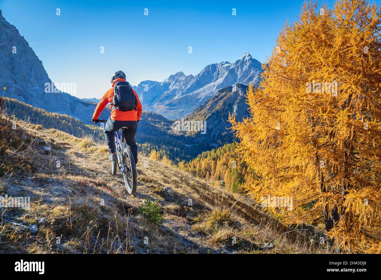 E-Bike-Ausflügler auf den Wegen der dolomiten, im Hintergrund der civetta Berg, Fiorentina Tal, san vito di cadore, belluno, venetien, italien Stockfoto