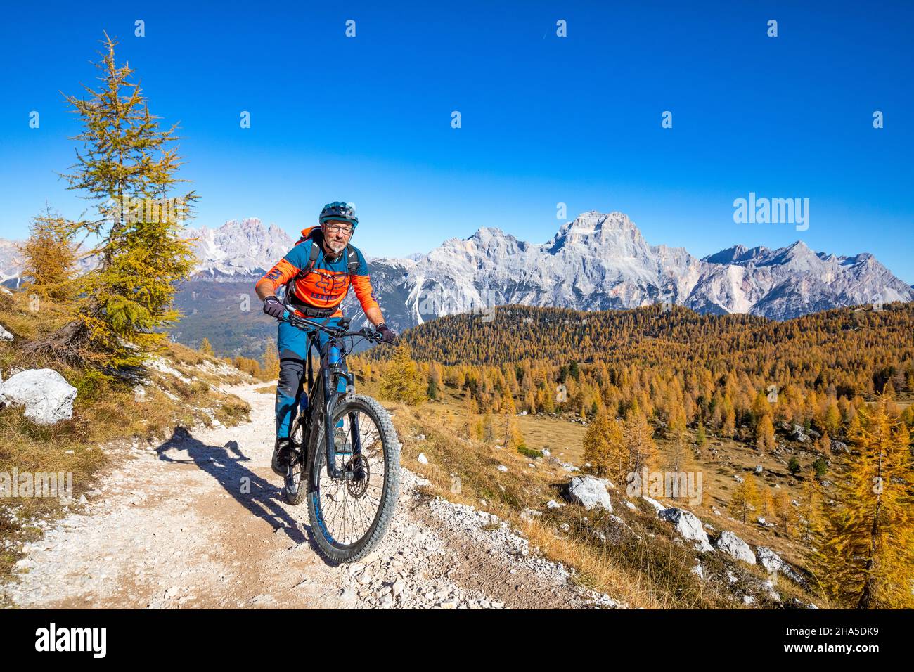 E-Bike-Ausflüge zum ambrizzola Sattel, im Hintergrund sorapis und cristallo Berge, dolomiten, cortina d'ampezzo, provinz belluno, venetien, italien Stockfoto