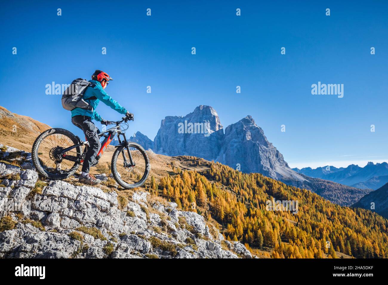 Auf den Wegen der dolomiten mit dem E-Bike, ein Moment der Kontemplation in Richtung pelmo, dolomiten, san vito di cadore, belluno, venetien, italien Stockfoto