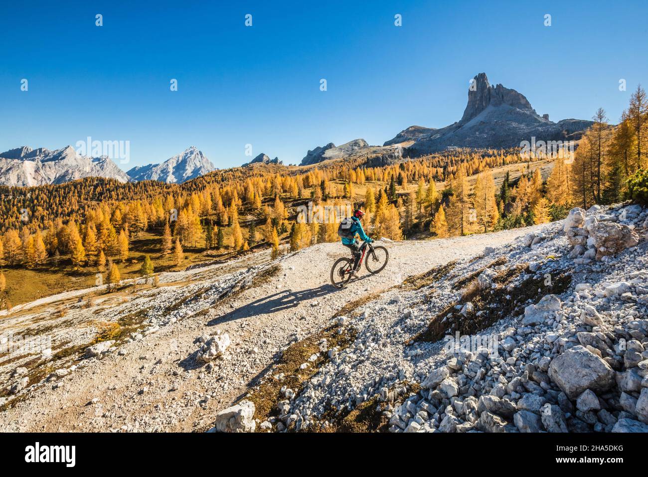 E-Bike-Ausflüge zum ambrizzola-Sattel, im Hintergrund der becco di Mezzoda –¨, dolomiten, cortina d'ampezzo, provinz belluno, venetien, italien Stockfoto