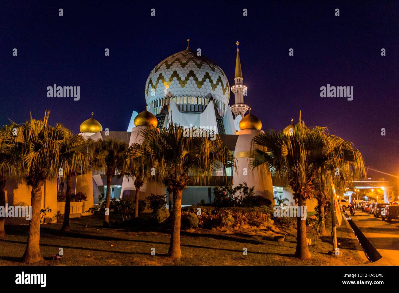 Abendansicht der Sabah State Mosque in Kota Kinabalu, Sabah, Malaysia Stockfoto