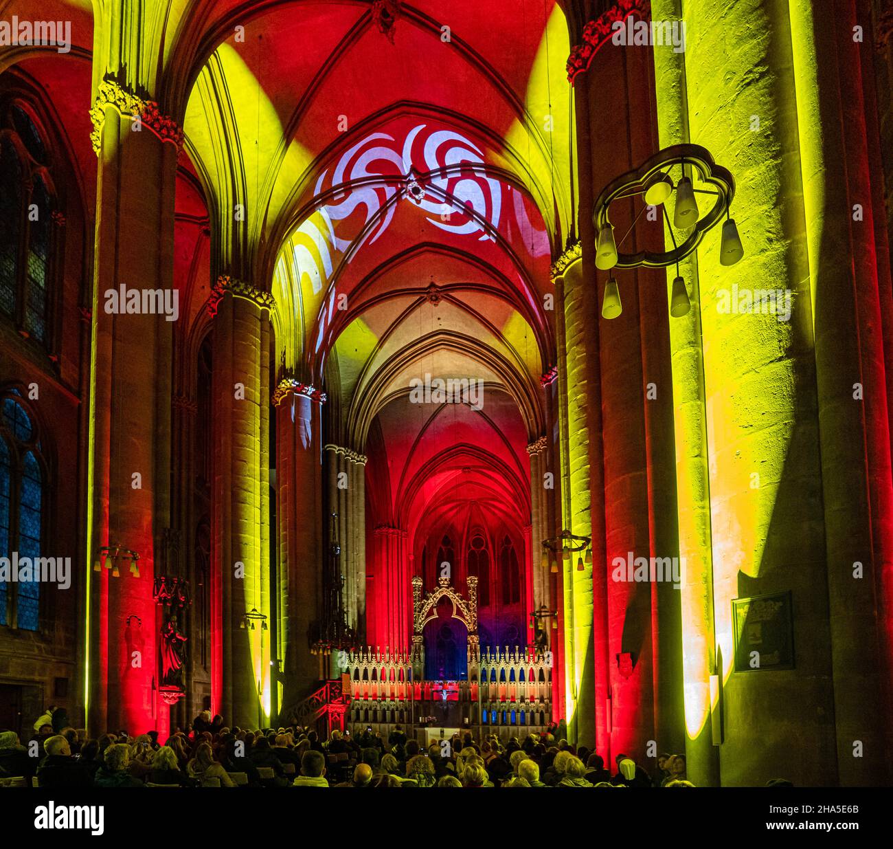 Beleuchtete elisabethkirche auf dem weihnachtsmarkt & marburg b (U) y night, hessen, deutschland Stockfoto