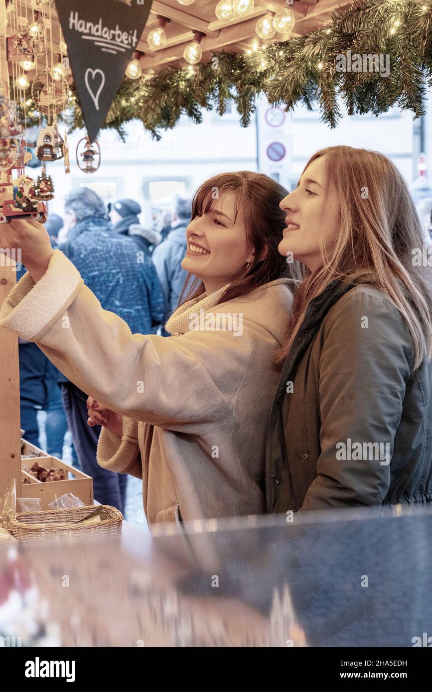 Zwei Freunde erleben den weihnachtsmarkt in bamberg, bayern, deutschland Stockfoto