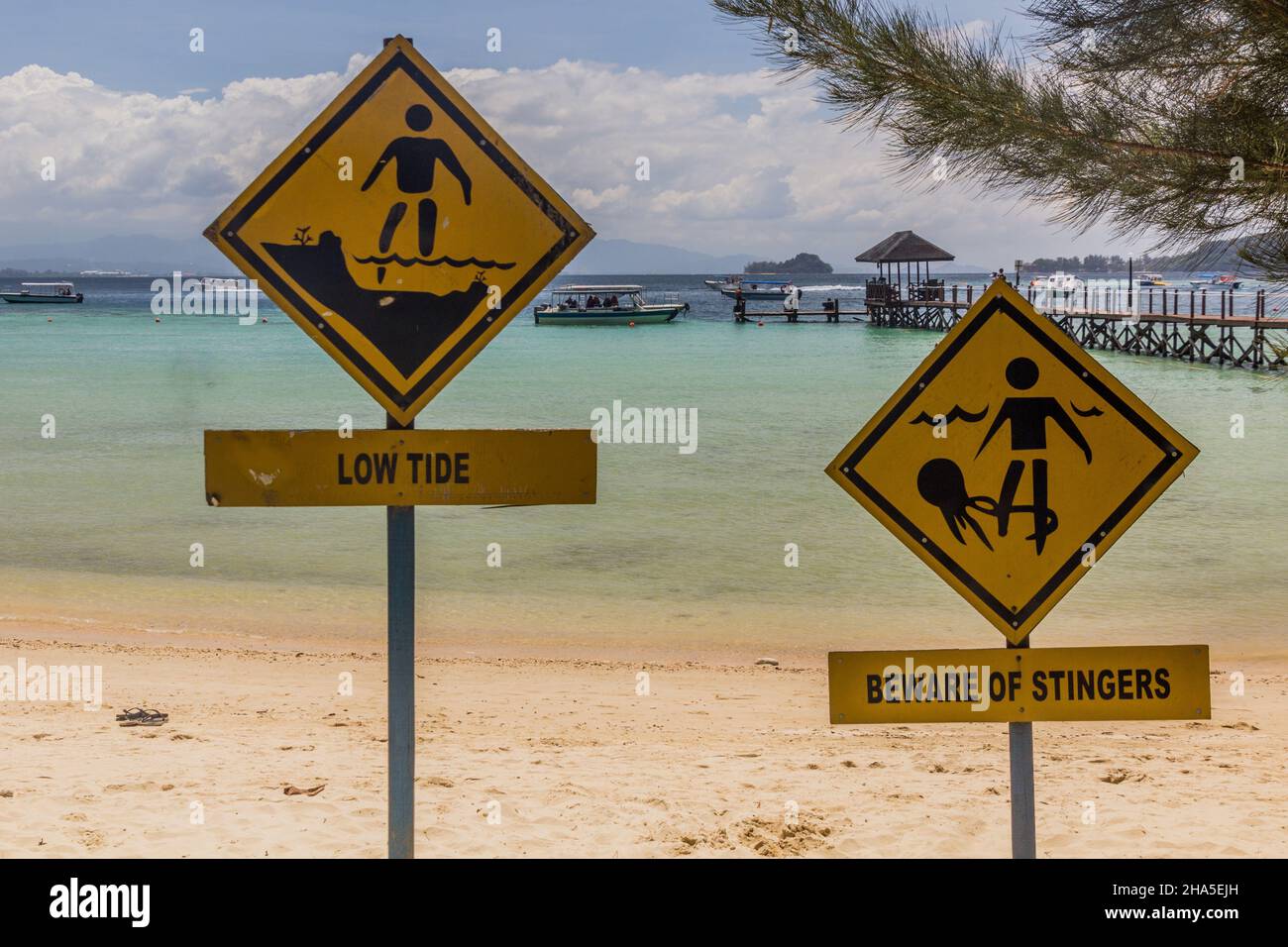 Schilder Low Tide und Vorsicht vor Stingern auf Gaya Island im Tunku Abdul Rahman National Park, Sabah, Malaysia Stockfoto