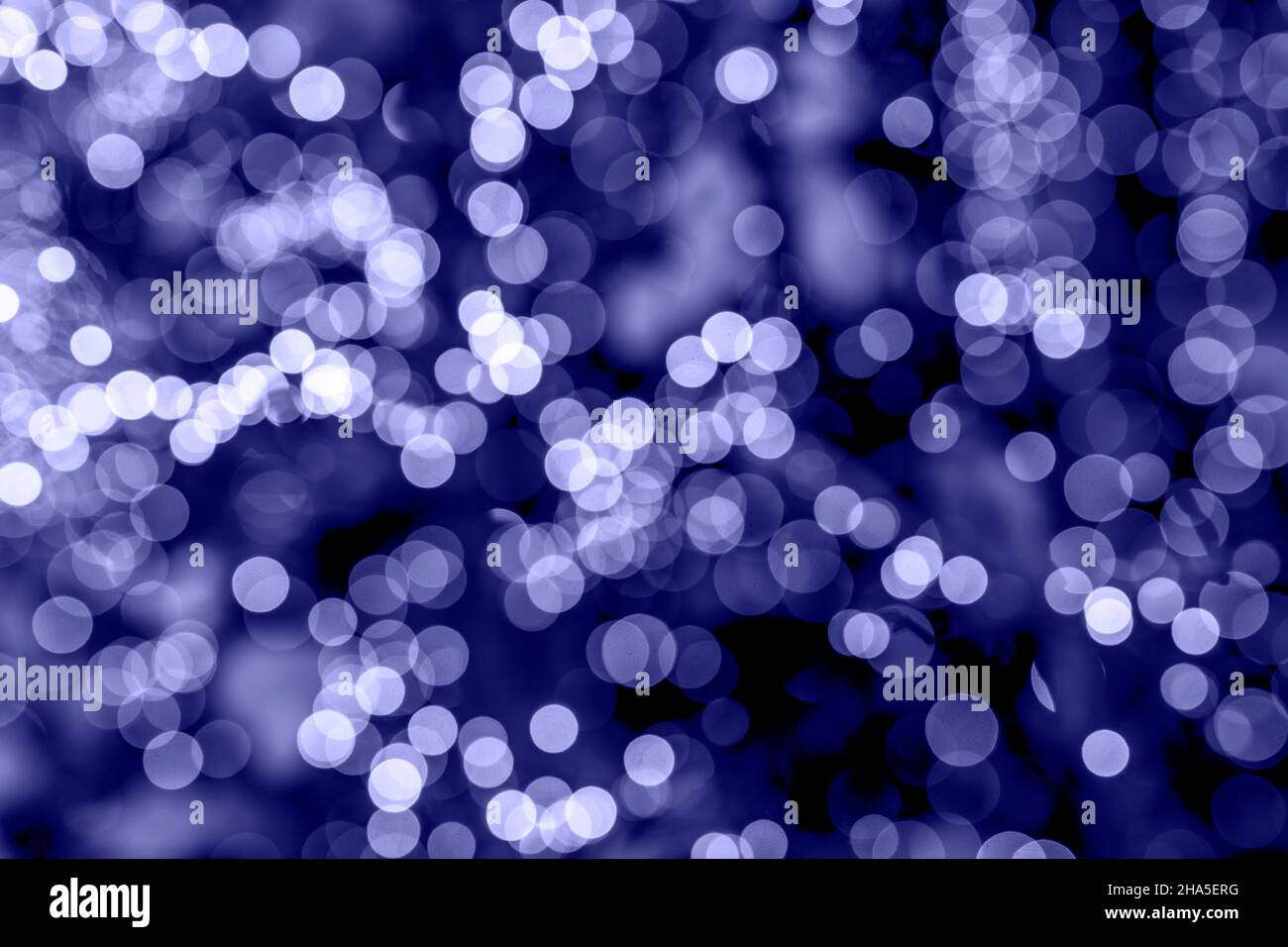 Sehr perifarbene Lichter der Weihnachtsgirlande. Violett sehr pery glühend. Stockfoto