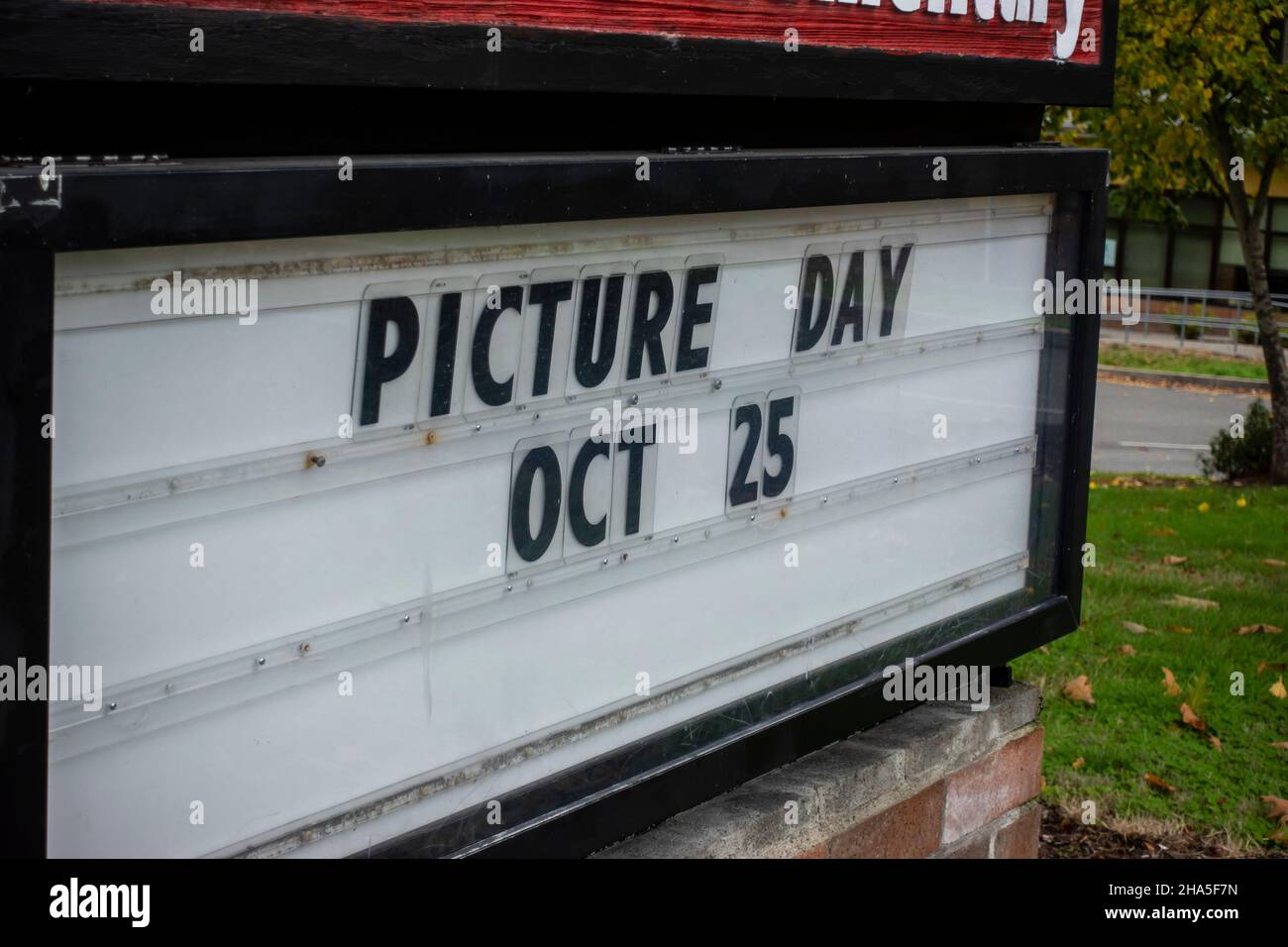 Nahaufnahme eines Schildes für den Schulbildtag vor einer Grundschule in Seattle, WA Stockfoto