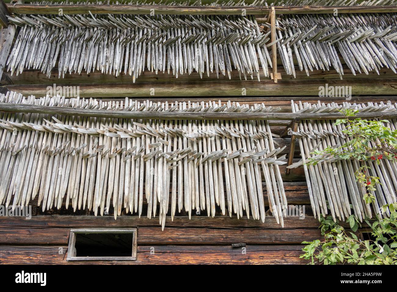 österreich, kleinwalsertal, Scheune mit Heustäben. Stockfoto