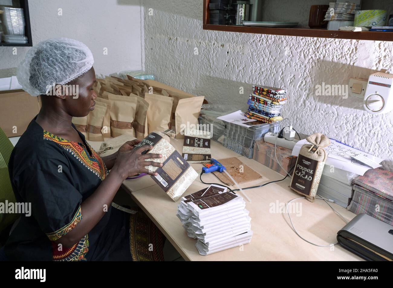 ELFENBEINKÜSTE, Abidjan, lokaler Schokoladenhersteller Le chocolatier ivoiren, Axel EMMANUEL Gbaou / ELFENBEINKUESTE, Abidjan, lokale ivoirische Schokoladenmanufaktur Le chocolatier ivoiren, Axel EMMANUEL Gbaou, verpackung Stockfoto