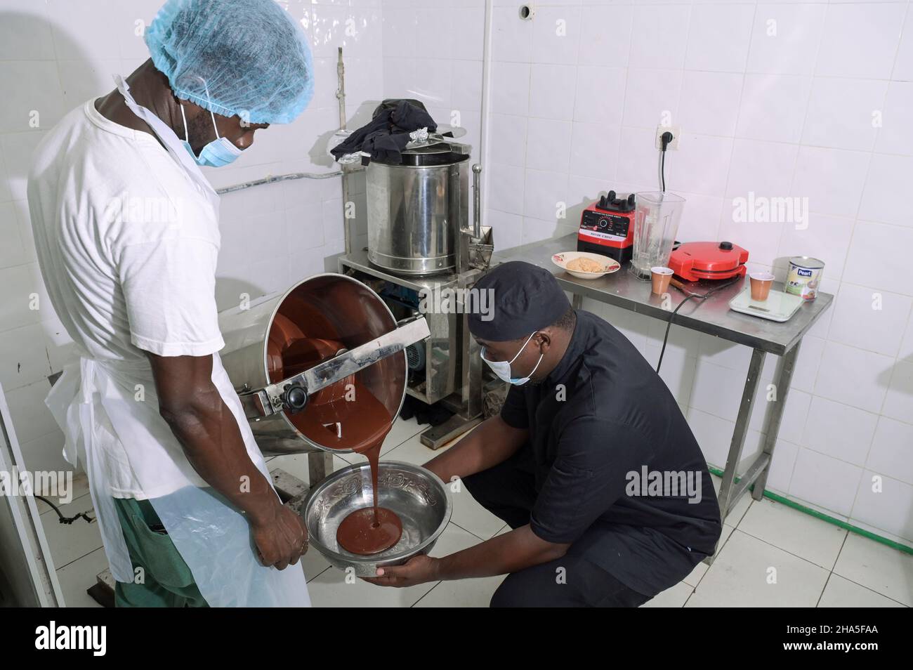 ELFENBEINKÜSTE, Abidjan, lokaler Schokoladenhersteller Le chocolatier ivoiren, Axel EMMANUEL Gbaou / ELFENBEINKUESTE, Abidjan, lokale ivoirische Schokoladenmanufaktur Le chocolatier ivoiren, Axel EMMANUEL Gbaou Stockfoto