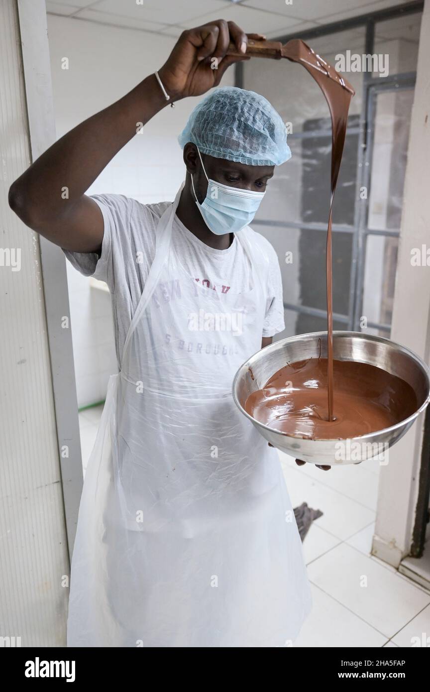 ELFENBEINKÜSTE, Abidjan, lokaler Schokoladenhersteller Le chocolatier ivoiren, Axel EMMANUEL Gbaou / ELFENBEINKUESTE, Abidjan, lokale ivoirische Schokoladenmanufaktur Le chocolatier ivoiren, Axel EMMANUEL Gbaou Stockfoto