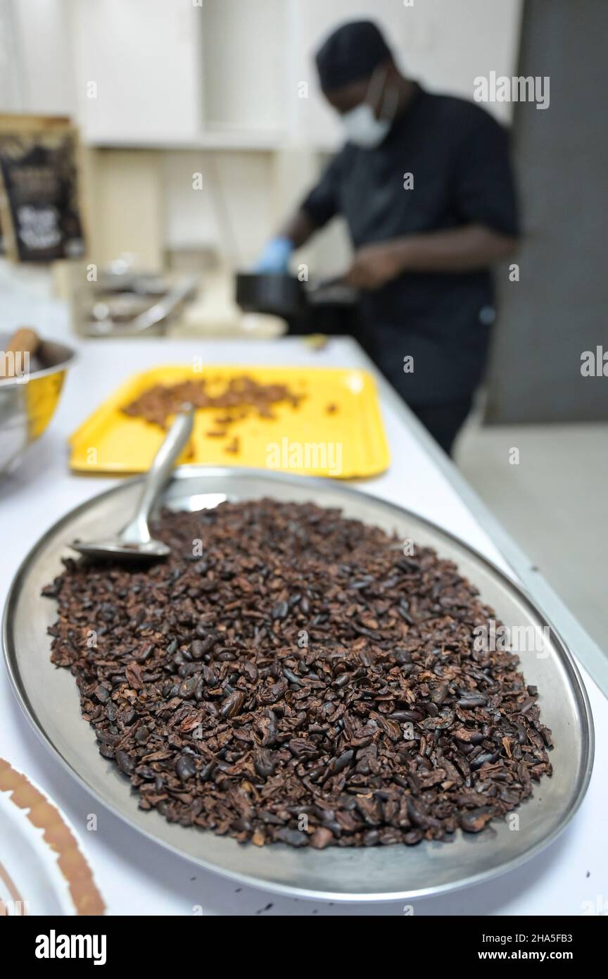 ELFENBEINKÜSTE, Abidjan, lokaler Schokoladenhersteller Le chocolatier ivoiren, Axel EMMANUEL Gbaou / ELFENBEINKUESTE, Abidjan, lokale ivoirische Schokoladenmanufaktur Le chocolatier ivoiren, Axel EMMANUEL Gbaou Stockfoto