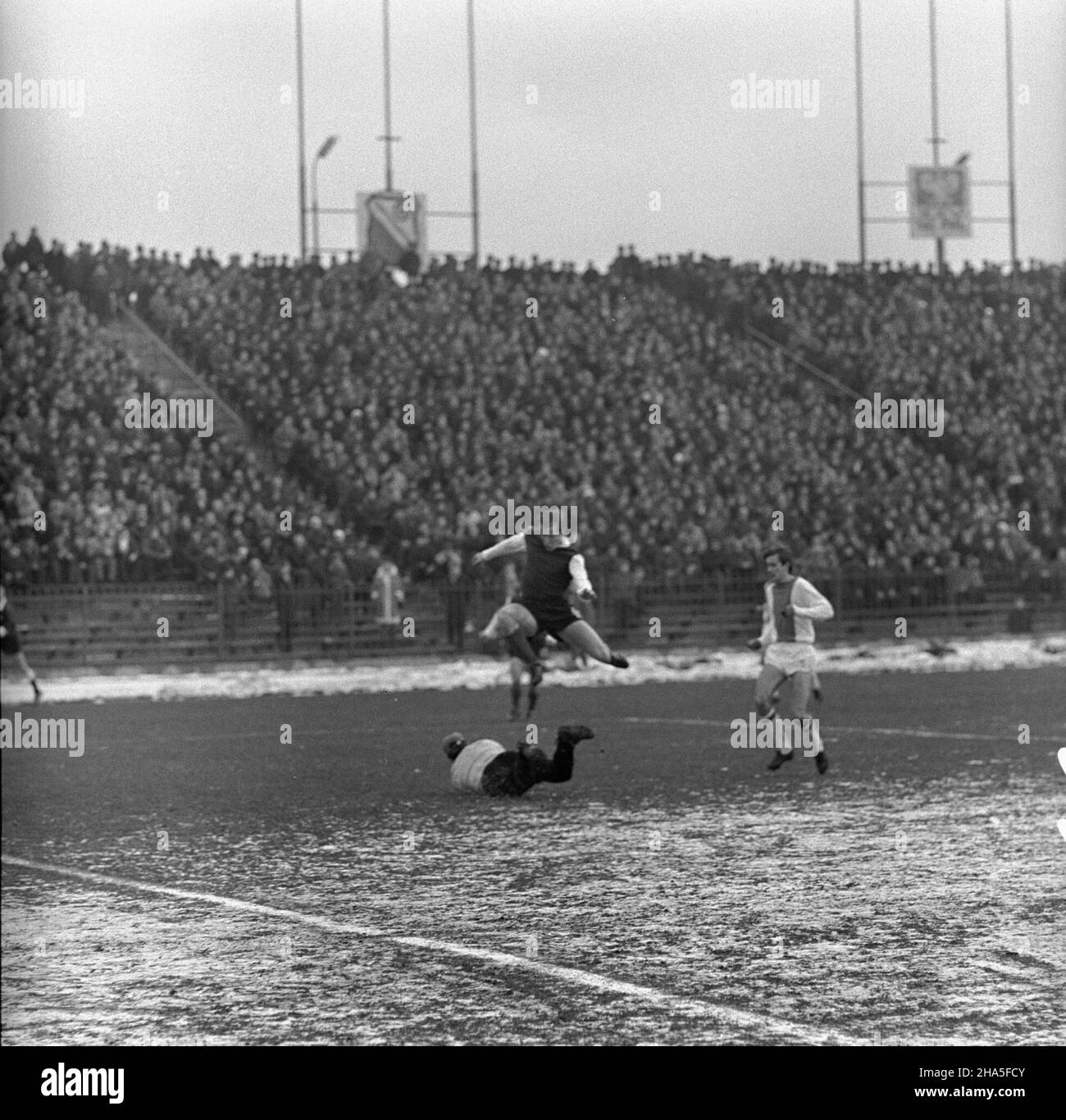 Warszawa, 1969-11-30. Mecz Legia Warszawa - Ruch Chorzów na Stadionie Wojska Polskiego przy ulicy £azienkowskiej, rozegrany podczas ostatniej kolejki rundy jesiennej sezonu 1969/1970. Mecz zakoñczy³ siê zwyciêstwem Legii 3:0, CO da³o warszawskiemu klubowi tytu³ mistrza rundy jesiennej. Bramki strzelili: Jan Pieszko - dwie i Bernard Blau - jedn¹. NZ. m. in. Bramkarz Ruchu Henryk Pietrek (1L) i pomocnik Legii Robert Gadocha (2L). mb PAP/Edmund Uchymiak Warschau, 30. November 1969. Ein Fußballspiel zwischen Legia Warszawa und Ruch Chorzow im Stadion des Legia Military Club in der Lazienkowska Straße, Stockfoto